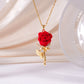 ✨ Împodobește-te cu frumusețe atemporală – Colier elegant cu pandantiv în formă de trandafir roșu – accente de cristal, finisaj auriu – ramburs 🌹
